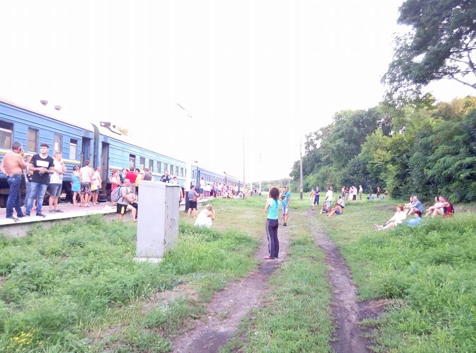 Донбас не перестає дивувати: На Луганщині локомотив покинув вагони з пасажирами серед поля (ФОТО) - фото 4