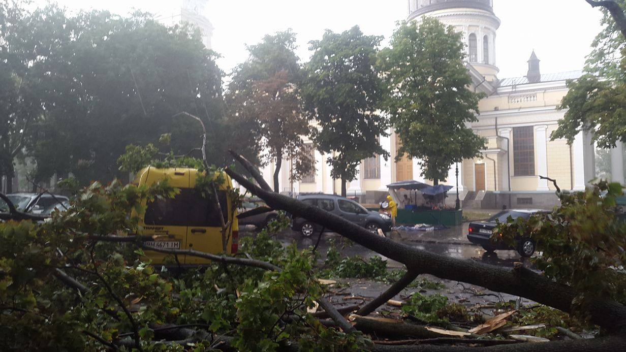 В Одесі лютує ураган та злива з градом - фото 4