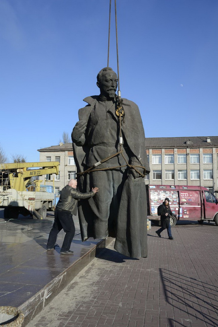 У Дніпродзержинську знесли пам'ятник радянському кату - фото 1