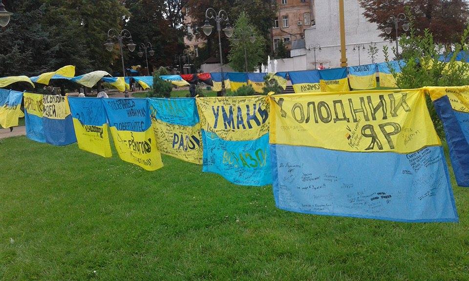 Відома волонтерка розвішала 185 прапорів перед Вінницькою міськрадою - фото 7