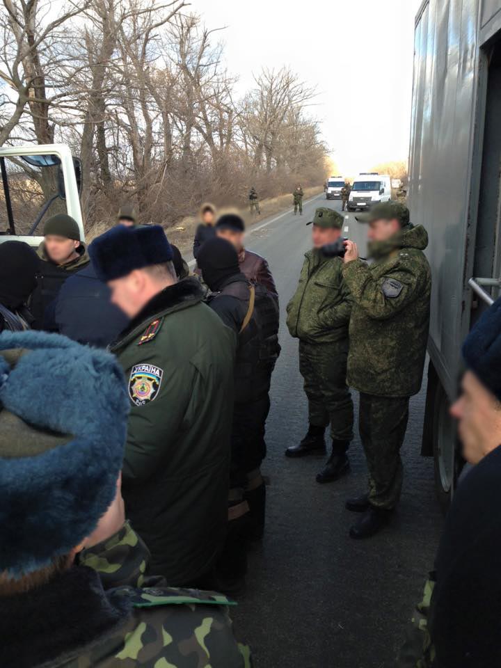 На Донеччині з окупованої території до України передали в`язнів (ФОТО) - фото 2