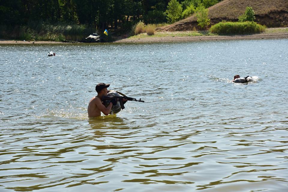 Як тренується поліцейський спецназ Донеччини на суші та у воді (ФОТО) - фото 8
