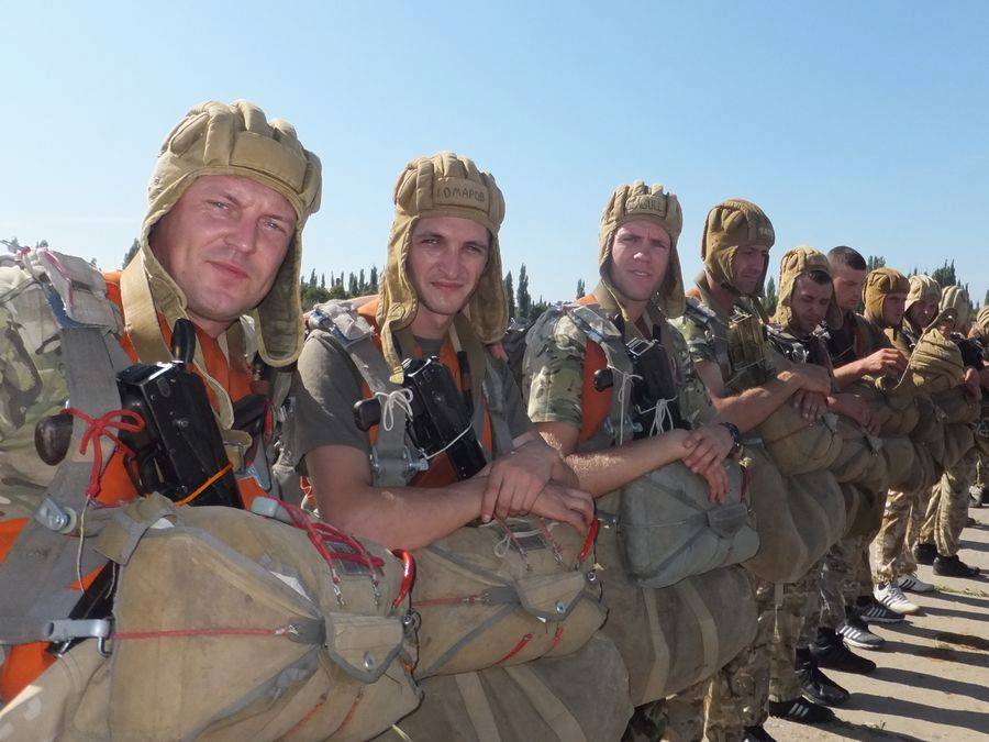 Миколаївська 79-ка десантувалася з парашутами і зброєю у воду