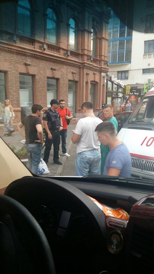 В центрі Дніпра викруткою поранили чоловіка відомої співачки - фото 1