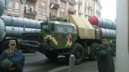 Як військові у центрі Києва пили каву в очікуванні параду - фото 1