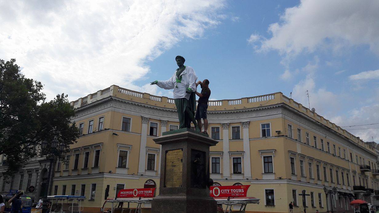 В Одесі Дюк де Рішельє приміряв вишиванку до Дня Незалежності - фото 1