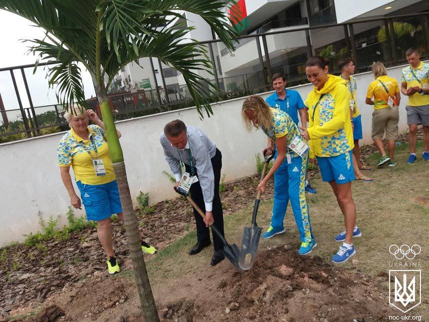 Українці залишили бразильцям оригінальний подарунок в подяку про Олімпіаду - фото 2