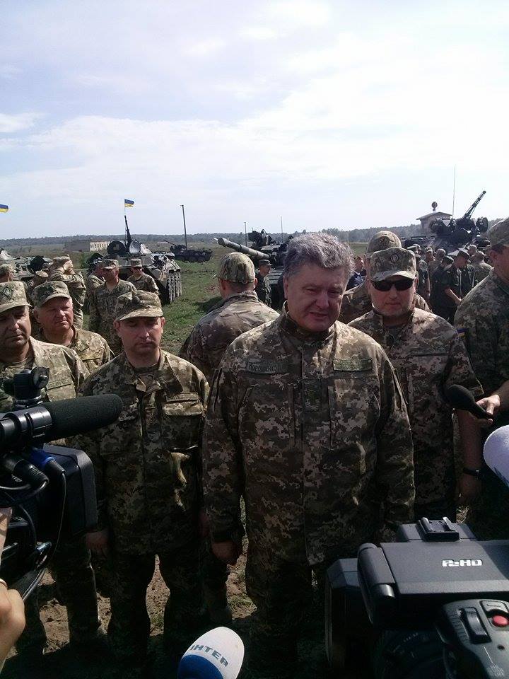Порошенко під наглядом Турчинова нахвалює армію  - фото 2