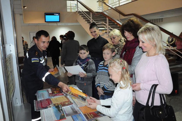 Діти кіровоградських рятувальників виготовили обереги для військових - фото 2