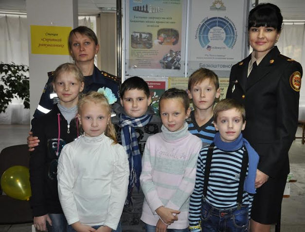 Діти кіровоградських рятувальників виготовили обереги для військових - фото 5