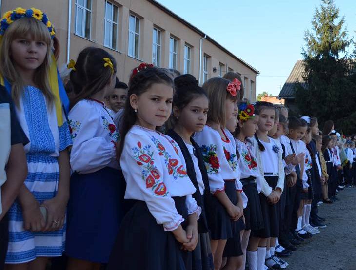 1 Вересня: Закарпатські школи зустріли навчальний рік традиційно - фото 1