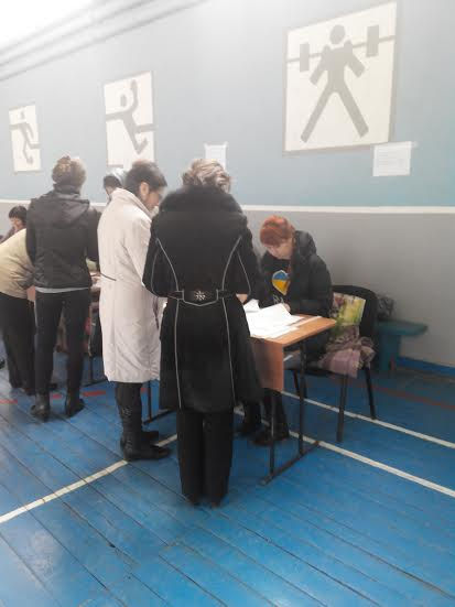 У Кіровограді за кандидата в мери агітують просто на виборчій дільниці - фото 1