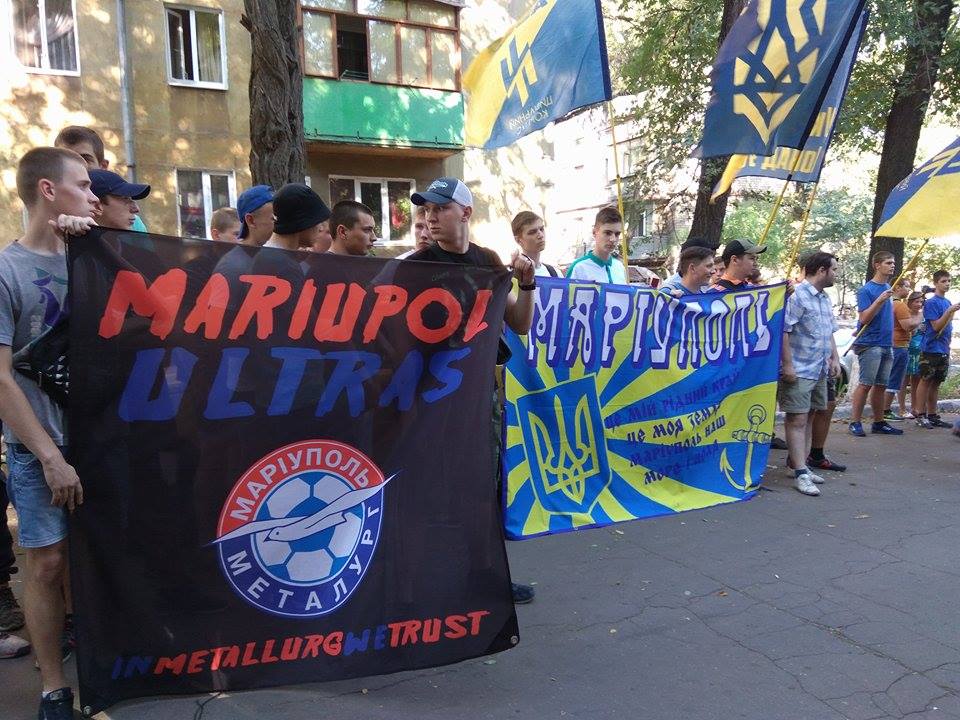 У Маріуполі мітингують проти переведення полку "Азов" на Запоріжжя (ФОТО) - фото 1