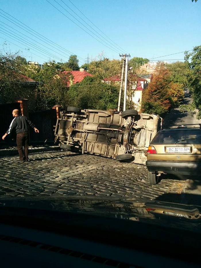 У Львові під час руху несподівано перекинувся автобус (ФОТО) - фото 1