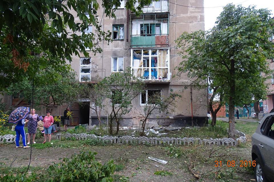 Щастя після нічного обстрілу бойовиків: дірки у стінах та будинки без дахів (ФОТО) - фото 3