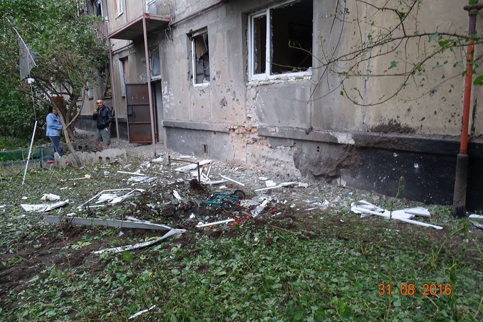 Щастя після нічного обстрілу бойовиків: дірки у стінах та будинки без дахів (ФОТО) - фото 1