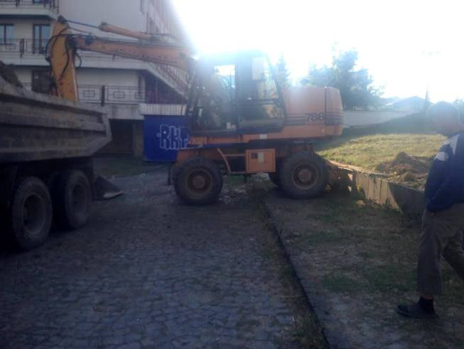 В Ужгороді заблокували земляні роботи біля Драмтеатру  - фото 1