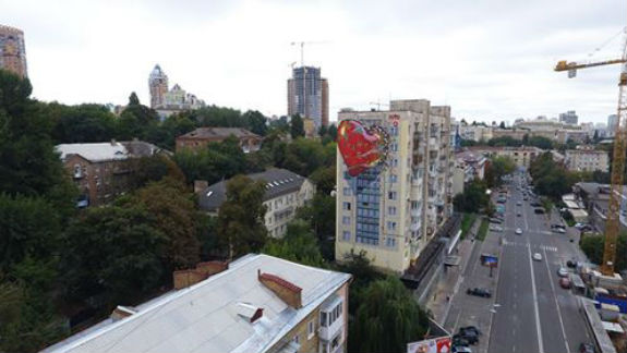 Оманлива любов Росії: на столичному будинку з’явився незвичний мурал  - фото 1