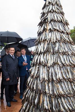 На Росії на економічному форумі презентували ялинку з риби - фото 1