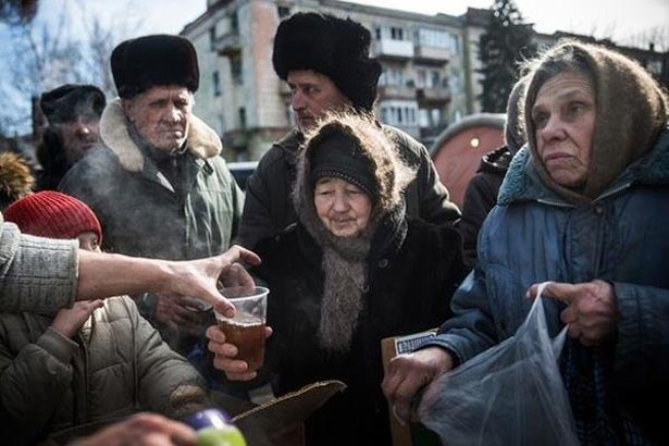 Зворушливі фото. Старі та війна на Донбасі (ФОТО) - фото 4