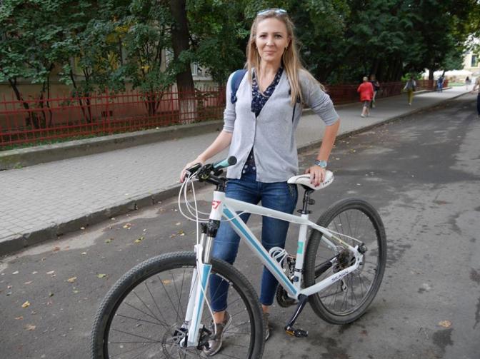 Ужгородців, які приїхали на роботу на велосипедах, "задобрювали" кавою - фото 1