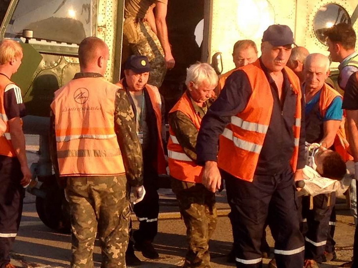 До Дніпра гелікоптером доправили важкопоранених в АТО бійців - фото 2