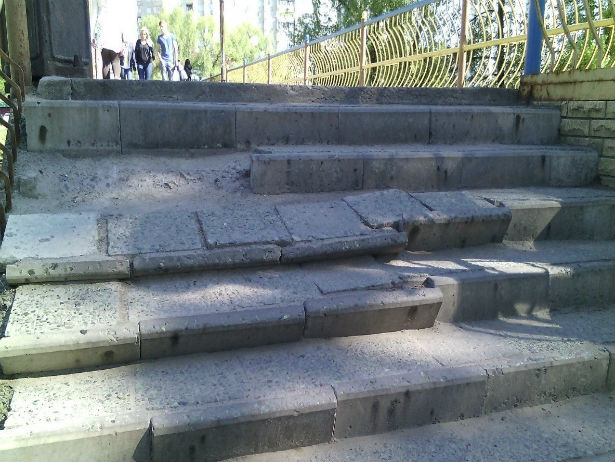 В елітному районі Сум ніяк не полагодять сходи (ФОТОФАКТ) - фото 1