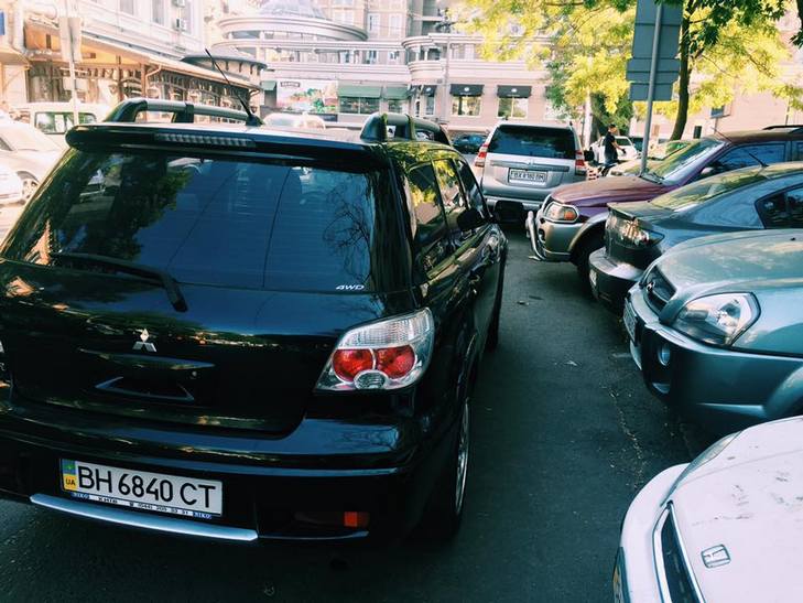 В Одесі автохаму на позашляховику коректором на автівці нагадали, хто він є - фото 1