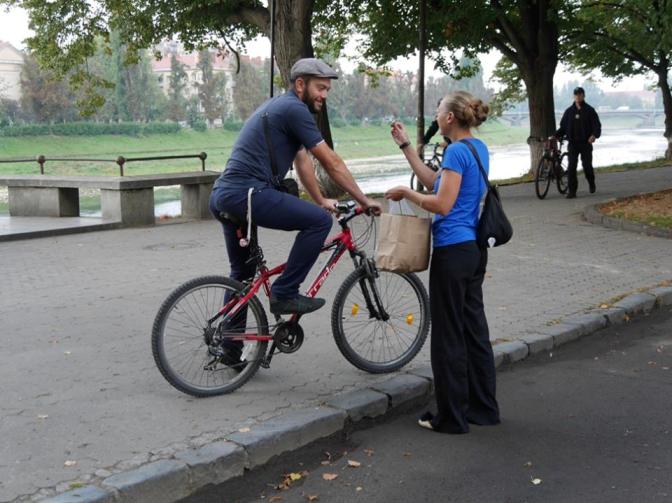 Ужгородців, які приїхали на роботу на велосипедах, "задобрювали" кавою - фото 2