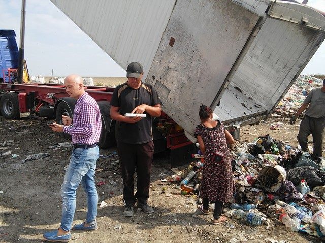 Львівське сміття у Миколаєві моментально розтягують безхатченки та цигани