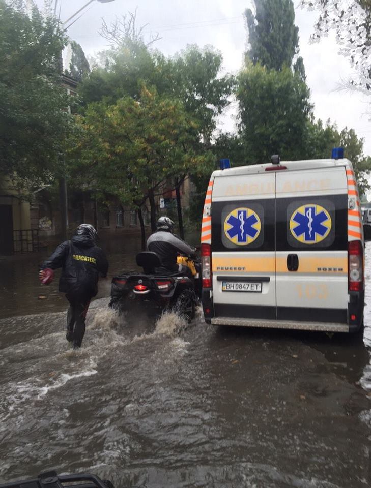 В Одесі комунальники рятують людей від негоди на квадроциклах (ФОТО, ВІДЕО) - фото 2