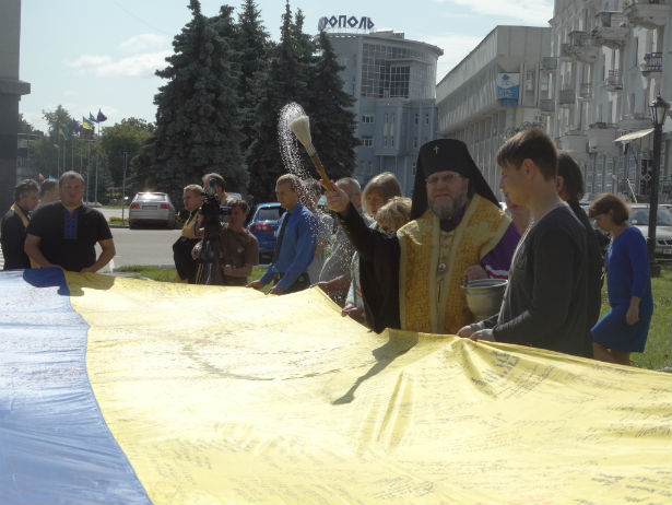 Волонтери Сум розписалися на прапорі єдності, який їздить містами України (ФОТОФАКТ) - фото 1