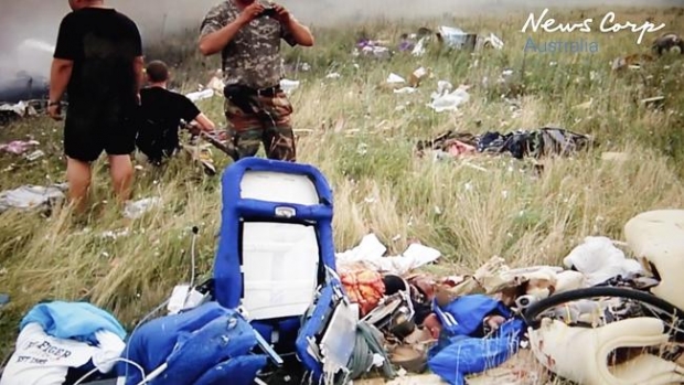 Перші хвилини після падіння Боїнга МН-17: бойовики порпаються в речах загиблих (ФОТОФАКТ) - фото 1