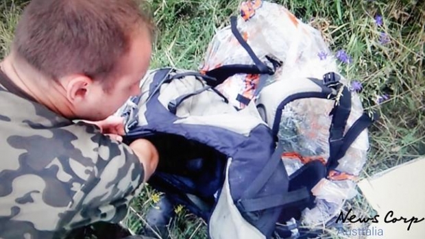 Перші хвилини після падіння Боїнга МН-17: бойовики порпаються в речах загиблих (ФОТОФАКТ) - фото 2