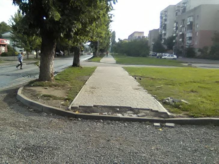 Ужгородець порадив владі порулити на велосипедах "справжніми" тротуарами - фото 2