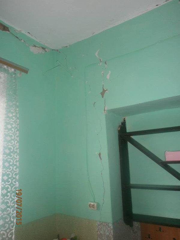 На Закарпатті через землетрус тріснули стіни у будинках - фото 3