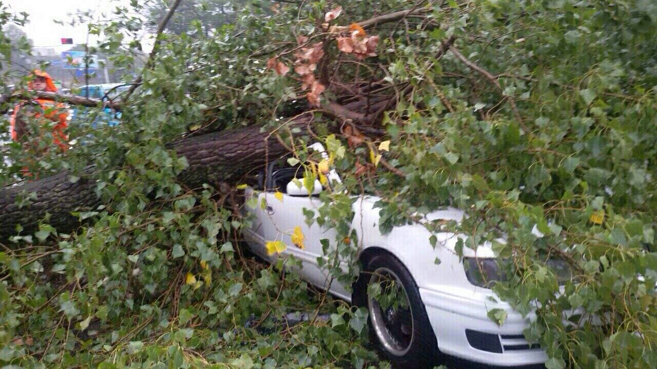 Одесити безуспішно намагаються врятувати автівки від потопу - фото 3