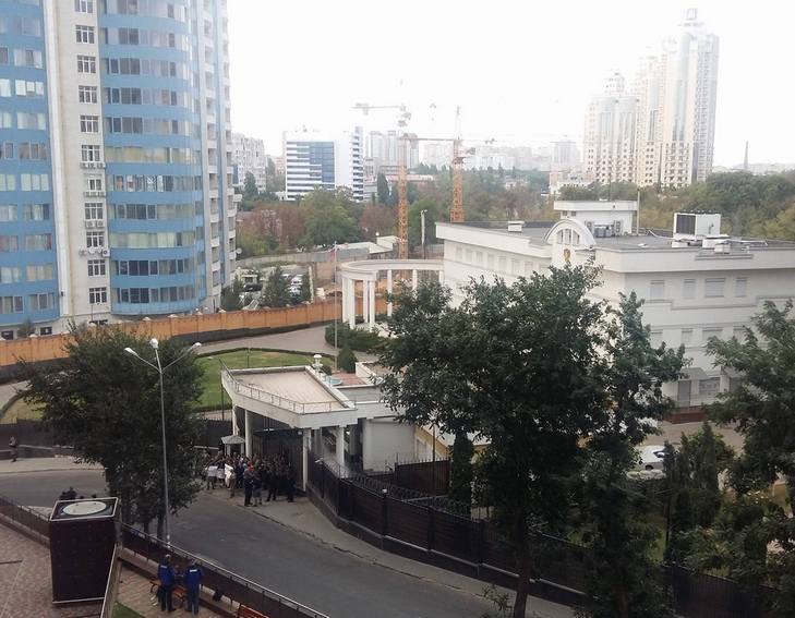Радикали повернулися під російське консульство в Одесі - фото 3