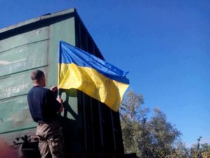З`явилися фото на яких товарний потяг з прапором України в'їхав в Луганськ (ФОТО) - фото 2
