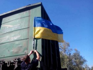 З`явилися фото на яких товарний потяг з прапором України в'їхав в Луганськ (ФОТО) - фото 1