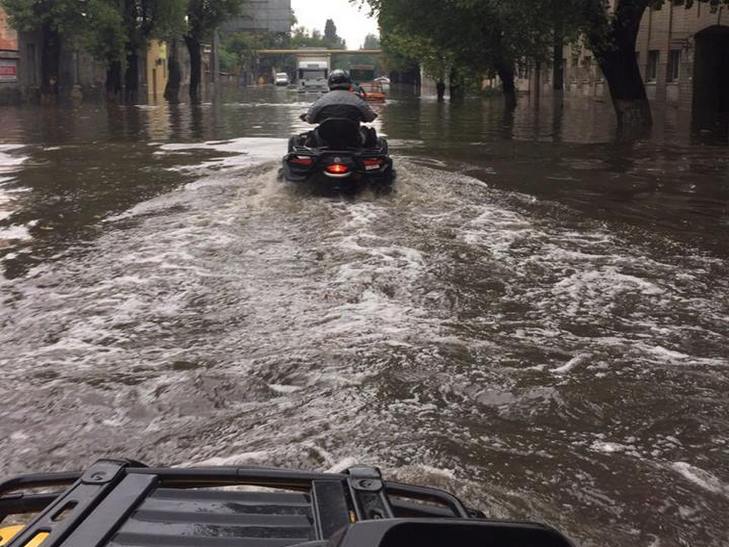 В Одесі комунальники рятують людей від негоди на квадроциклах (ФОТО, ВІДЕО) - фото 1