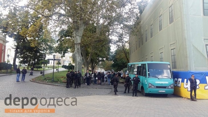 В Одесі намагаються вмовити "антитруханівців" покинути Думську площу (ФОТО, ВІДЕО) - фото 2