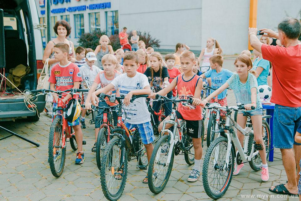 Вінницькі дітлахи влаштували шалені перегони на велосипедах та самокатах - фото 1
