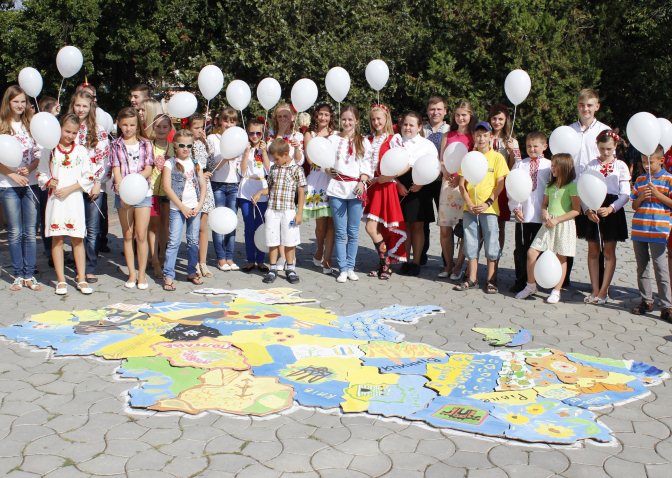 На Закарпатті молодь склала найбільшу дерев'яну мапу України - фото 5