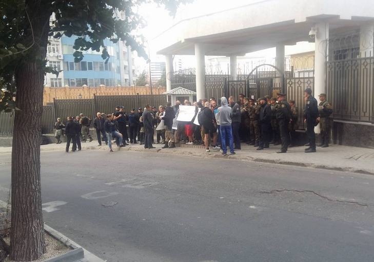 Радикали повернулися під російське консульство в Одесі - фото 1