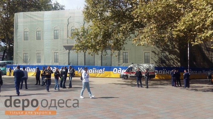 В Одесі намагаються вмовити "антитруханівців" покинути Думську площу (ФОТО, ВІДЕО) - фото 3
