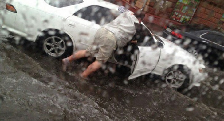 Одеса потерпає від зливи та бурі. Тонуть автівки та вивергаються фонтани (ФОТО, ВІДЕО) (ХРОНІКА) - фото 1