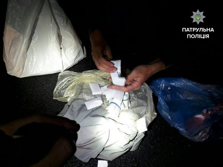 У Вінниці в пасажира таксі виявили торбу наркотиків - фото 2