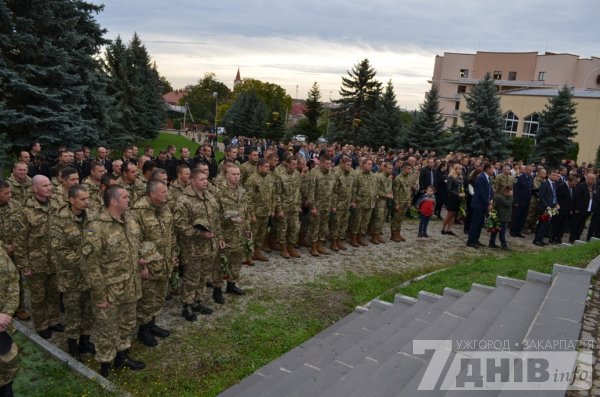 У День захисника України ужгородці вшанували загиблих учасників АТО - фото 2