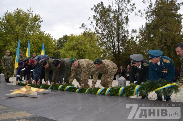 У День захисника України ужгородці вшанували загиблих учасників АТО - фото 3